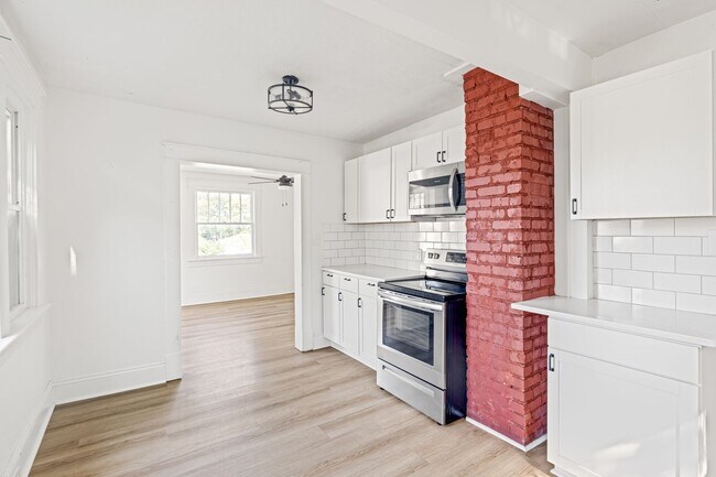 Building Photo - Inviting Two-Bedroom Home with Modern Amen...