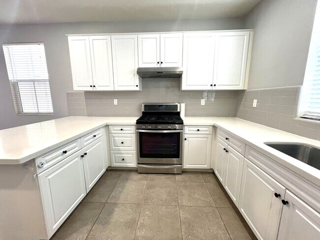 Building Photo - Modern Eastvale Home | 3 Bed | 2.5 Bath | 2-Car Garage | Pool & Gym | Solar Panels
