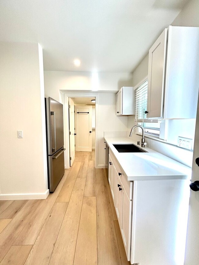 Building Photo - 3 Bed/1 Bath - Downtown Santa Barbara