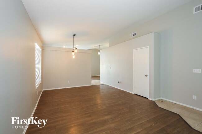Building Photo - 5528 Oakwood Ridge St