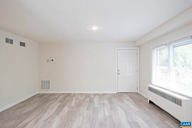 Foto del edificio - 616 Rockcreek Rd