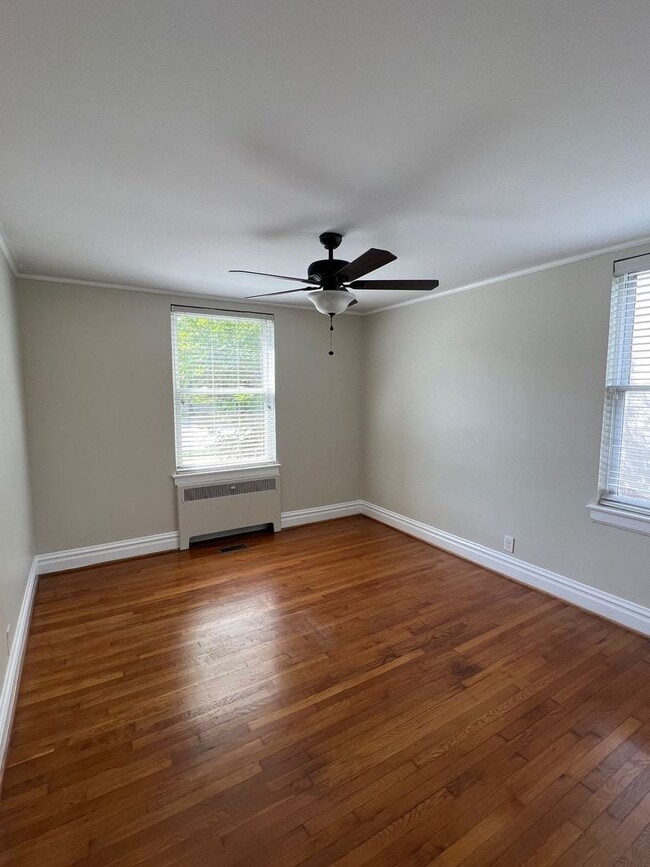 Building Photo - 1108 W Friendly Ave