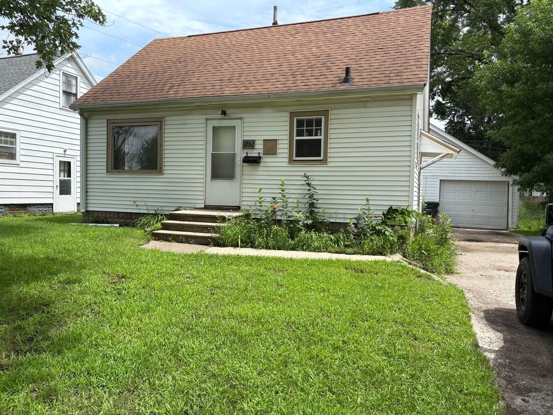 Primary Photo - 3 bedroom 1 bathroom single family home