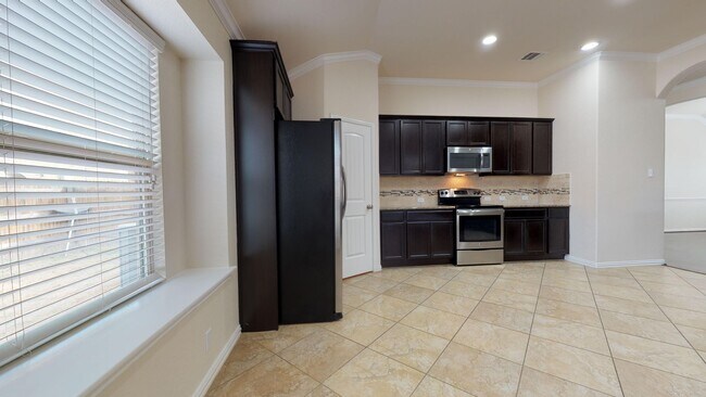 Building Photo - AMAZING 4 BEDROOM IN WHITE ROCK ESTATES FR...