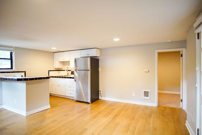 Foto del edificio - Adorable & Cozy NW 1 Bdr w/Fireplace + Hardwoods!