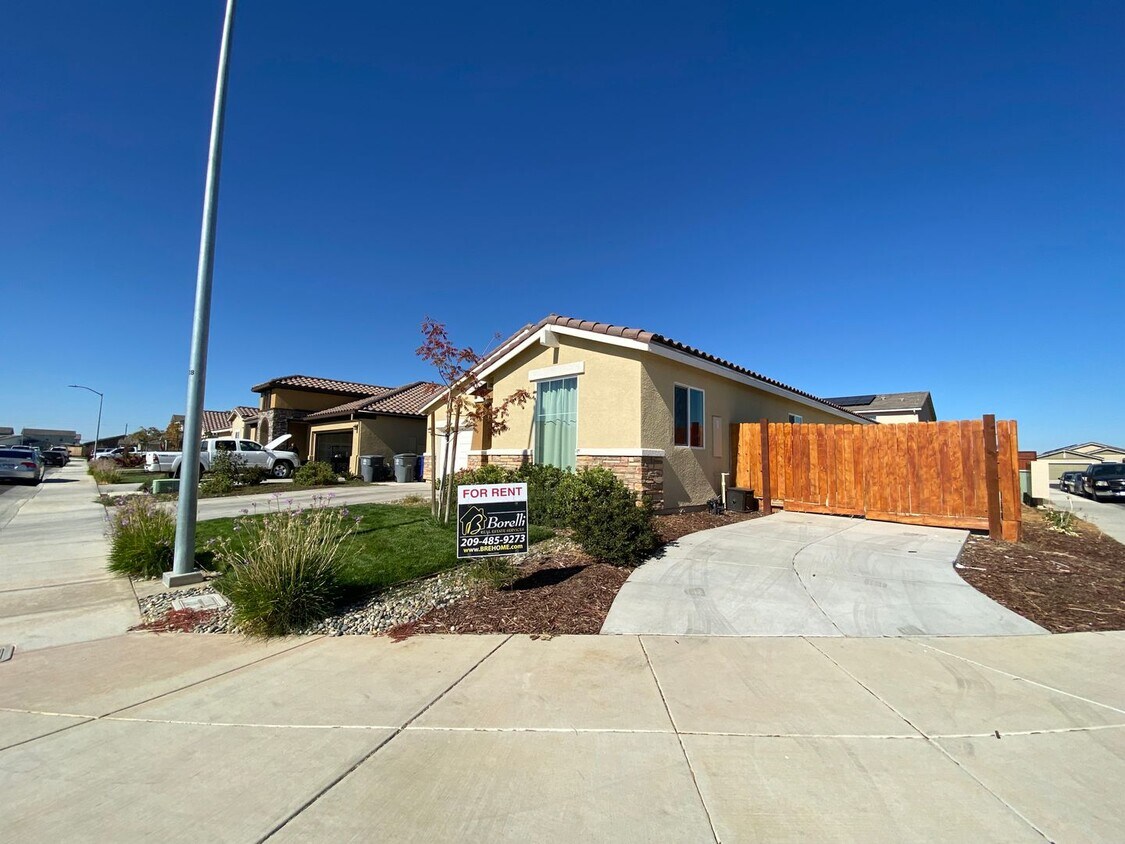 Primary Photo - Spacious 3 Bedroom, 2 Bath Home for Rent W...