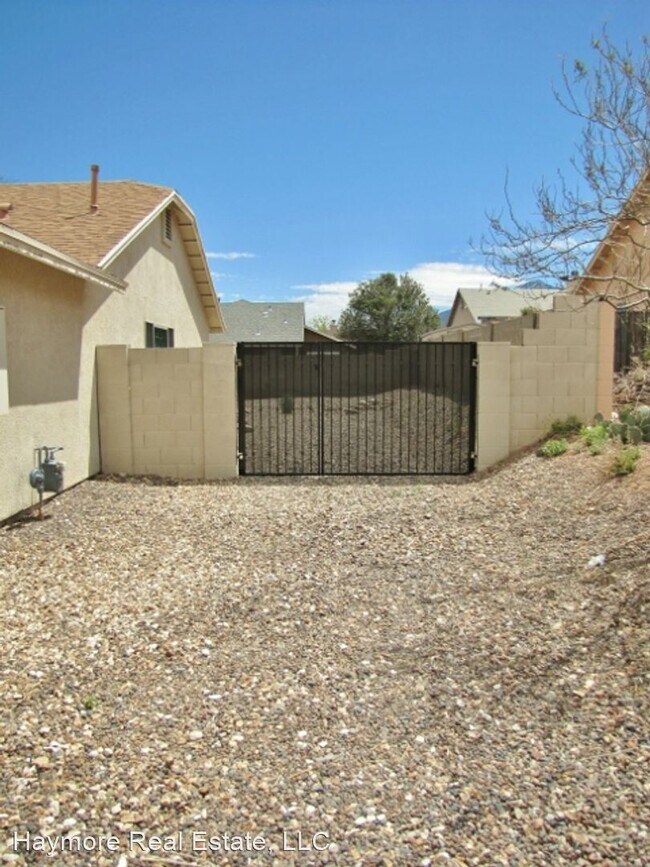 Foto del edificio - 3 br, 2 bath House - 2490 Thunderbird Drive