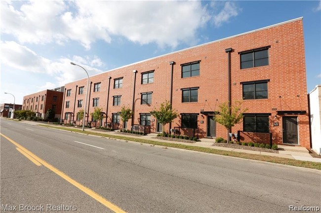 Building Photo - 624 W Eleven Mile Rd