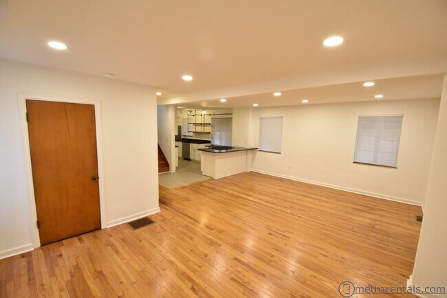 Concepto abierto, sala de estar/cocina. - 323 E Livingston Ave