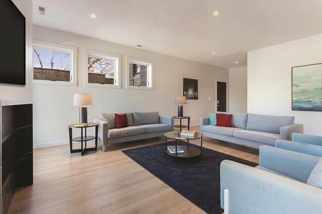 Foto del edificio - 1745 N Hoyne Ave