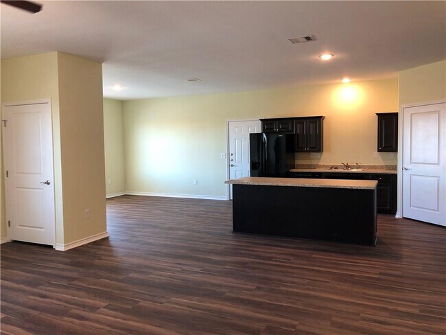 Foto del edificio - 15933 Palmira Ave