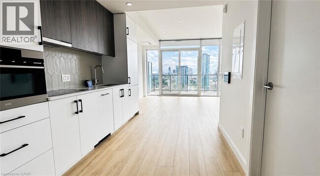 Photo du bâtiment - 741 King St W