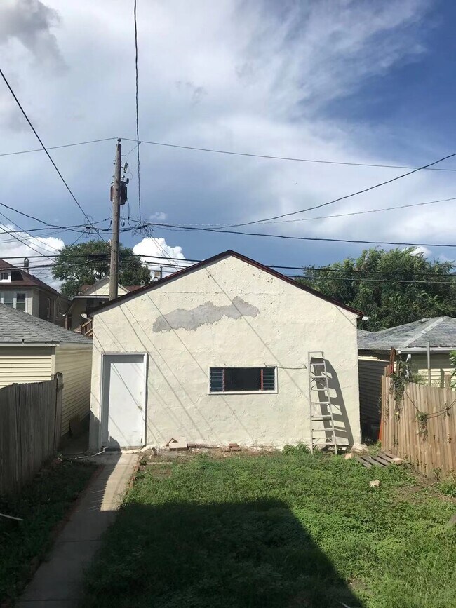 Building Photo - 2910 W 39th Plz