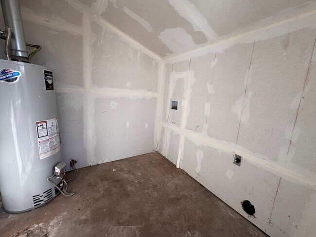 Foto del edificio - 2 bed 1 bath in Okc1 New paint and ready for move in!