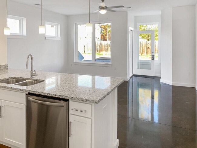 Foto del edificio - 2 Bedroom, 2 Bathroom downstairs unit in Manchester! Tons of natural light, modern look