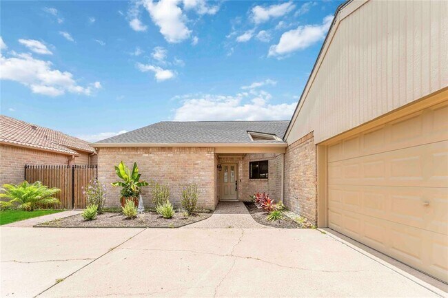 Building Photo - 14147 Hillvale Dr