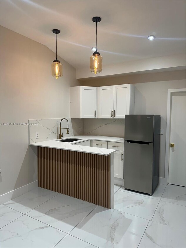 Foto principal - 1299 W 78th St