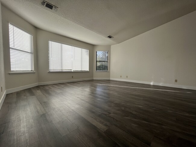 Foto del edificio - 23191 Lone Pine Dr