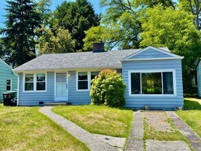 Building Photo - 11721 Roosevelt Way NE