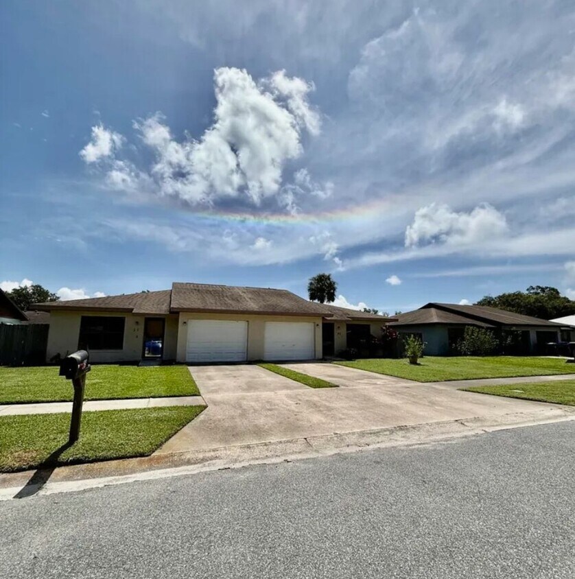 Foto principal - 2 bed 2 bath 2-plex with 1000 sf. and gara...