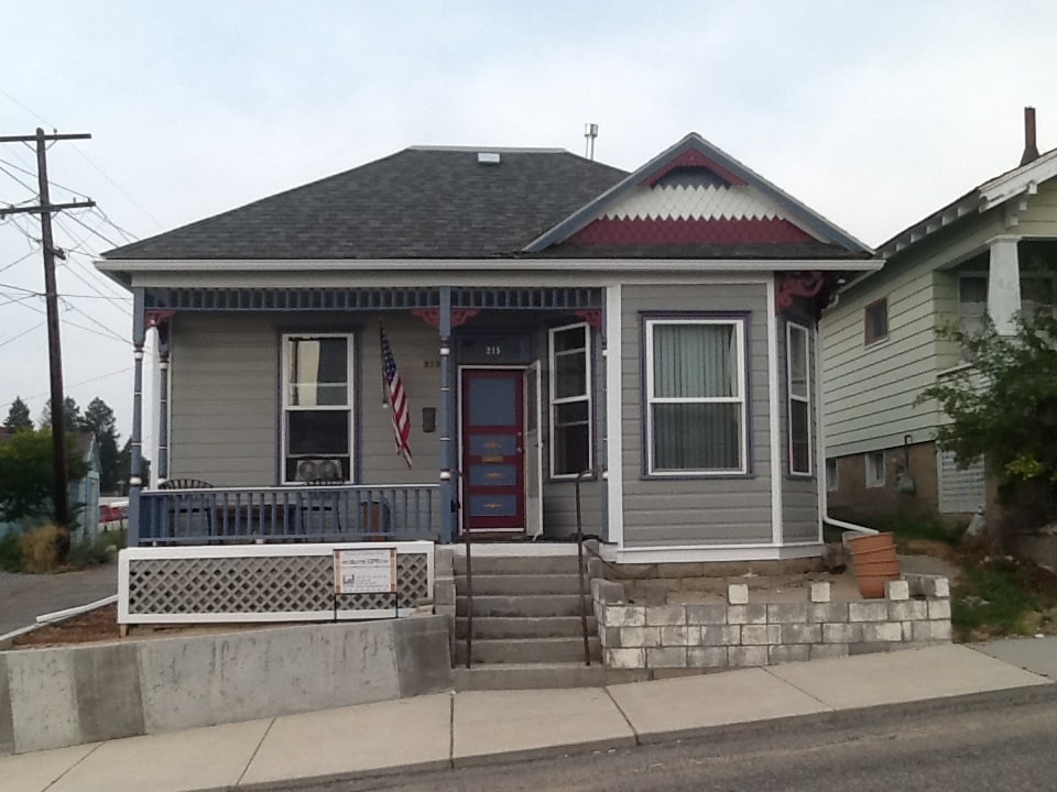 Cozy Folk-Victorian Home - 215 N Emmett Ave
