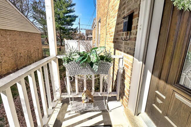 Foto del edificio - 1540 Bristol Ave