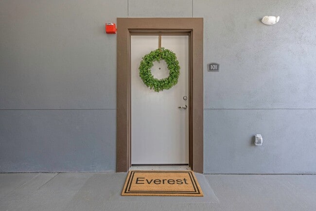 Interior Photo - Everest Largo Apartments