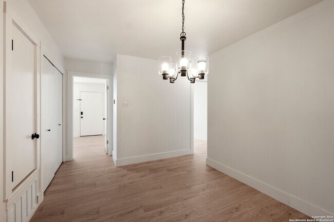 Building Photo - Charming 2/2 in the heart of Boerne!