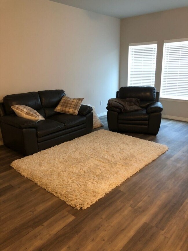 Foto del edificio - Beautiful 3 bed, 3 bath Townhome in West W...
