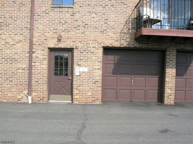 Building Photo - 825 Riverside Ave
