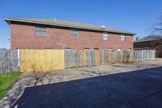 Building Photo - 5853 Shadydell Dr