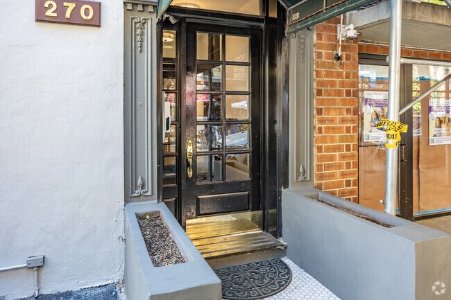 Entrada - 270 E 78th St