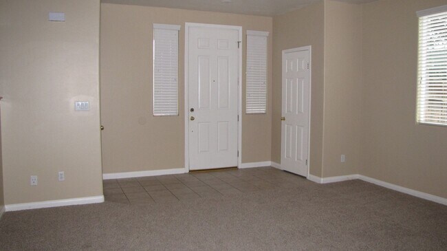 Building Photo - Silver Creek Home