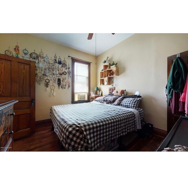 Foto del edificio - 633 E Oak St
