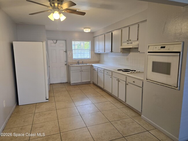 Foto del edificio - 125 Lucas Rd