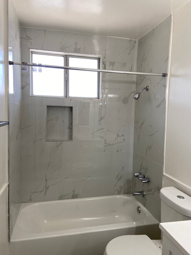 Bathroom - 2024 N Commonwealth Ave