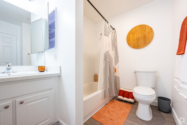 1 habitación, 1 baño - 652 pies cuadrados - Baño - Creekside Park Apartments