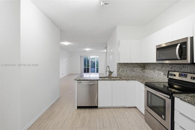 Building Photo - 2066 Madeira Dr