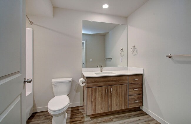 Building Photo - 404 NE 117th Ave