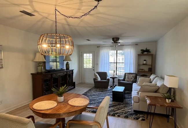 Building Photo - 2bedr 2bath Amazing Fairhope location-walk to the bay