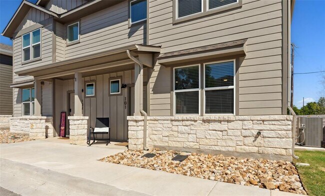 Foto del edificio - 520 Powell Dr