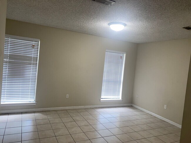 Building Photo - 1134-1136 Willow Creek Dr