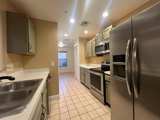 Building Photo - 755 Cove Way