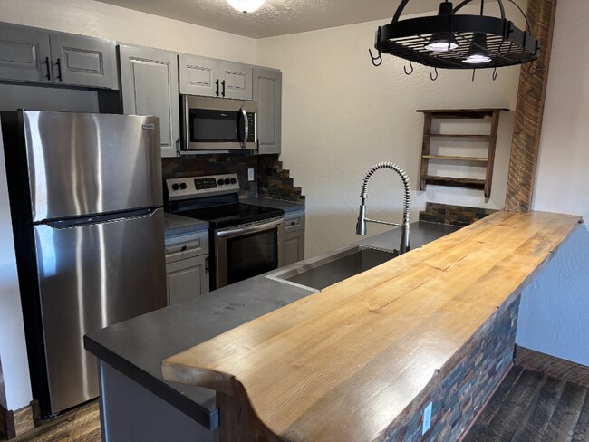 Foto del edificio - 6240-6243 Three Needles Ln