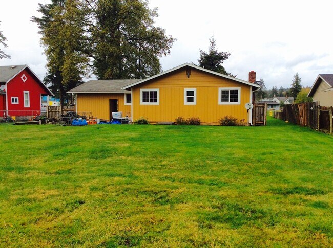 Building Photo - 3 bedroom 1.5  bath home