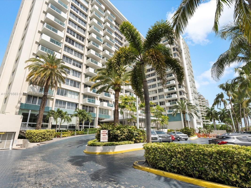 Foto principal - 1200 West Ave