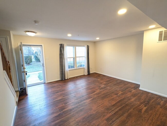 Foto del edificio - Well maintained townhouse in Robin Meadows Community with updated features available mid January!