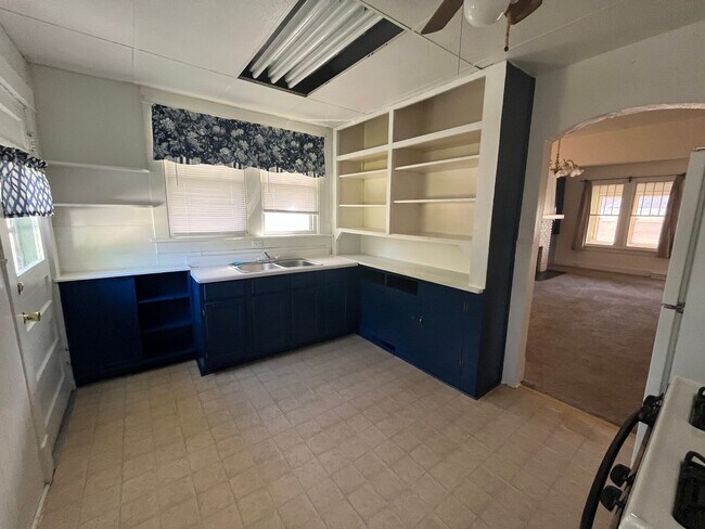 Building Photo - Two bedroom in Alton