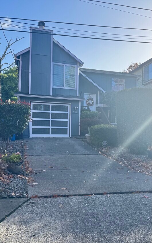 Front of house with garage - 932 22nd Ave S
