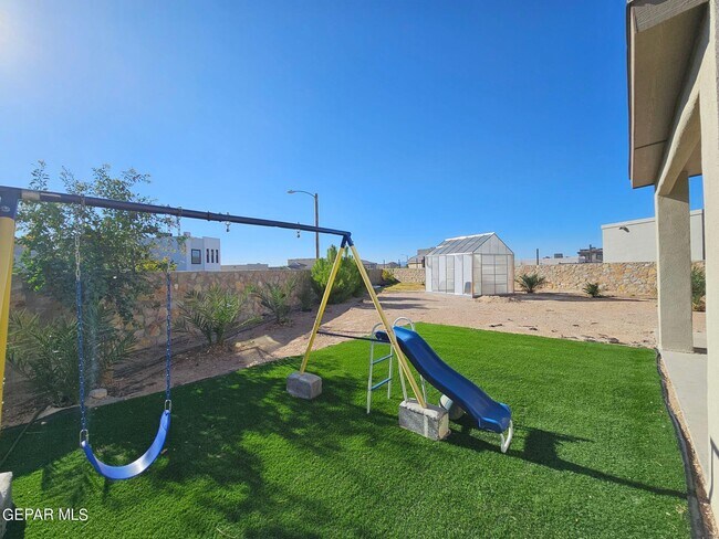 Building Photo - 777 Aislaby St
